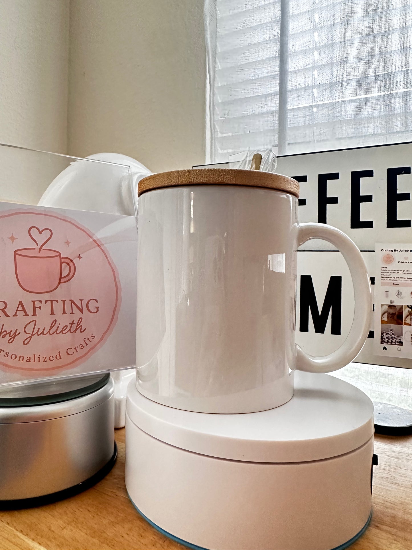 Taza de café con tapa y cuchara